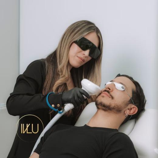 Patient receiving a rosacea treatment with Lummeca technology